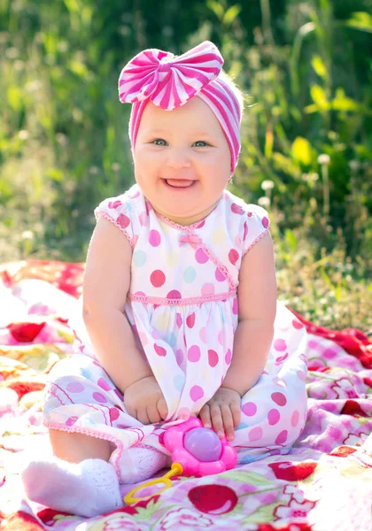 Beautiful little girl sitting on the nature — Stock Photo, Image