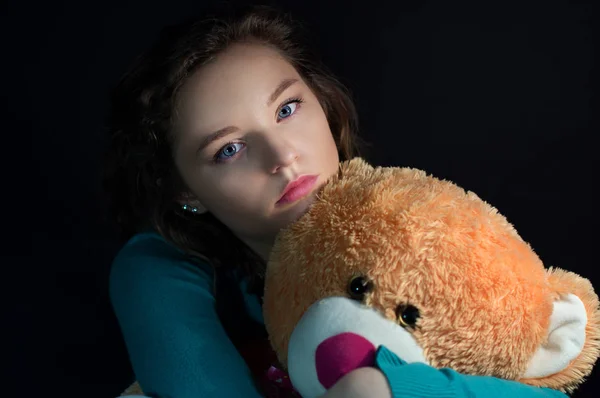 Bela menina adolescente com ursinho de pelúcia — Fotografia de Stock