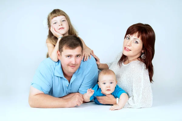 Krásná mladá rodina s malými dětmi — Stock fotografie