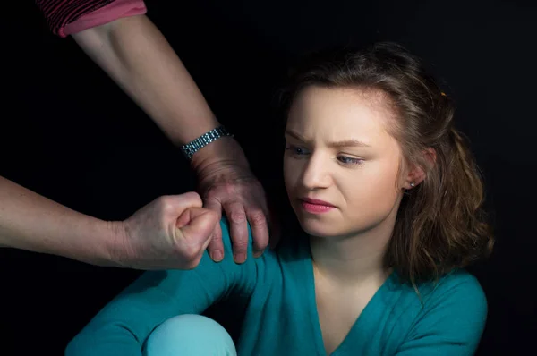 Child abuse in the family, the parents beat children — Stock Photo, Image