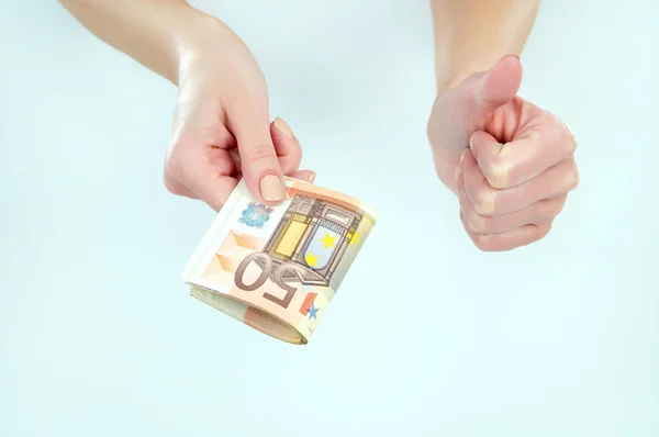 Euró pénz a kezét, és a jel rendben van — Stock Fotó