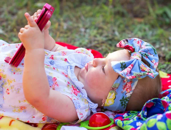 Criança feliz brincando com o telefone — Fotografia de Stock