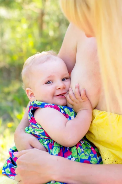 Mãe feliz amamentando um bebê — Fotografia de Stock