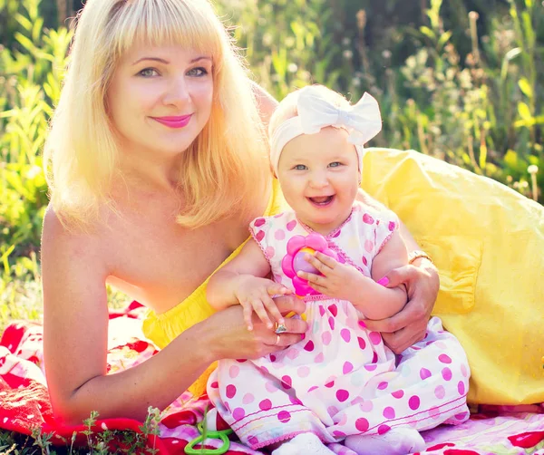 Madre feliz con hija descansando al aire libre —  Fotos de Stock