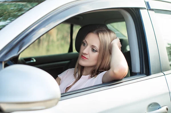 La tristezza, il guidatore della ragazza è rimasto bloccato nel traffico — Foto Stock