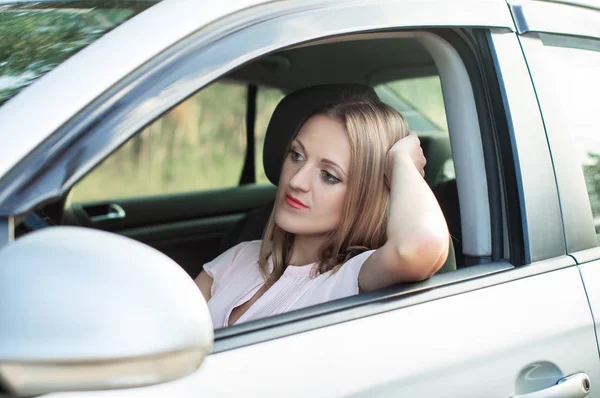 Traurigerweise blieb der Fahrer des Mädchens im Verkehr stecken — Stockfoto