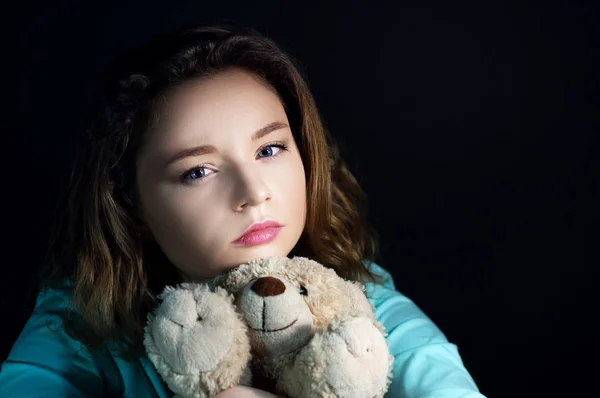 Adolescente depresión chica con un juguete oso — Foto de Stock