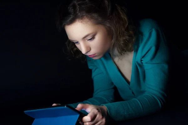 Tonåringen sitter på natten i Internet — Stockfoto