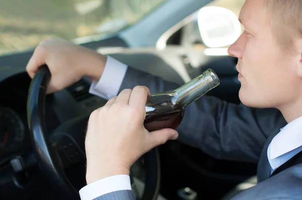 Водитель выпивки и вождения — стоковое фото