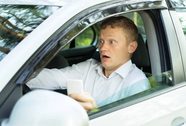 Genç adam ürküyor önüne bakar