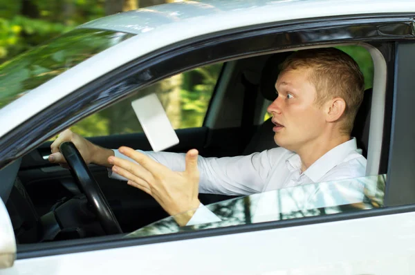 Genç adam ürküyor sesler