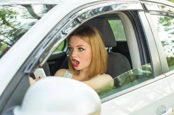 Genç kız telefonda konuşuyor.