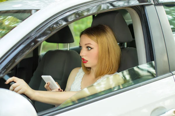 Genç kız telefonda konuşuyor.