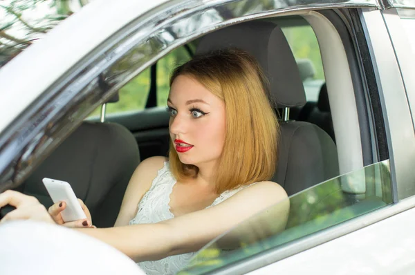 Giovane ragazza che parla al telefono — Foto Stock