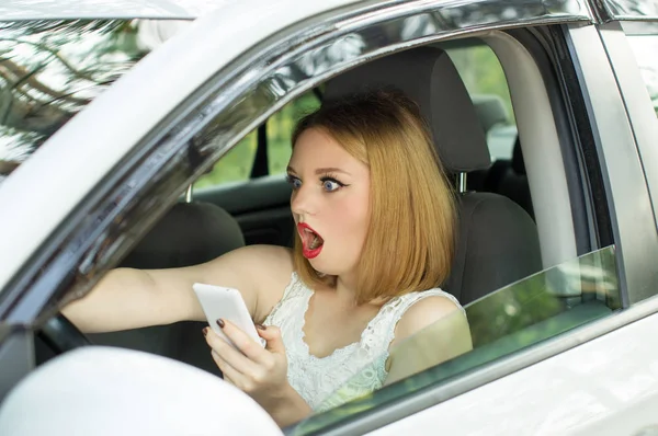 Doğrudan telefon elinde tutan genç kız baktı