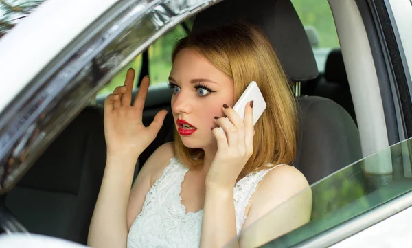 Menina, segurando o telefone na mão olhou diretamente — Fotografia de Stock