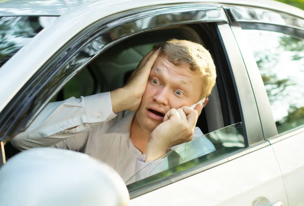 Jonge man maakt een noodsituatie — Stockfoto