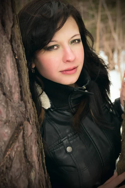 Güzel kız bir ağacın yanında poz — Stok fotoğraf