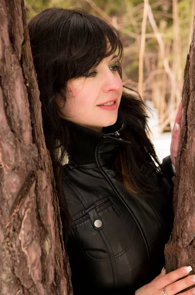 Güzel kız bir ağacın yanında poz — Stok fotoğraf