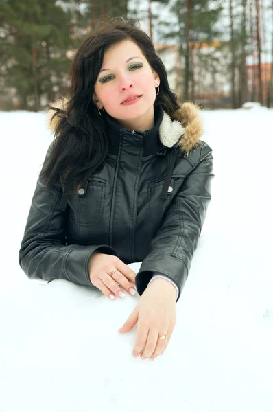 Hermosa chica descansando en la naturaleza — Foto de Stock