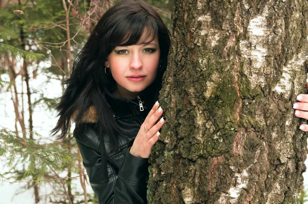 Girl in black jacket walks in nature — Stock Photo, Image