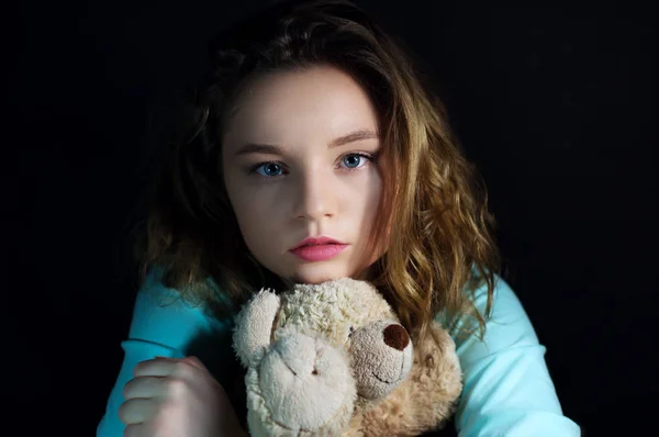 Bela menina adolescente com ursinho de pelúcia Fotografia De Stock