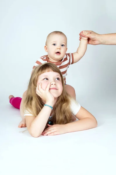 Aile, küçük kardeşi ve kız kardeşi Stok Resim