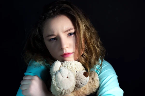 Teenage depression flicka med en leksak Stockbild