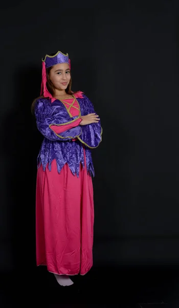 Traje Medieval Adolescente Fundo Preto Princesa Quente Rosa Violeta — Fotografia de Stock