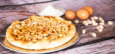 Tahta masa ve malzemede kurutulmuş anne meyvesi. 