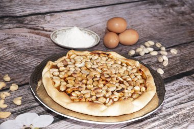 Tahta masa ve malzemede kurutulmuş anne meyvesi. 