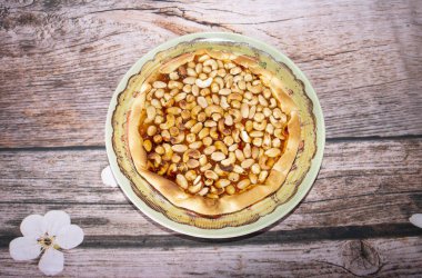 Tahta masa ve malzemede kurutulmuş anne meyvesi. 