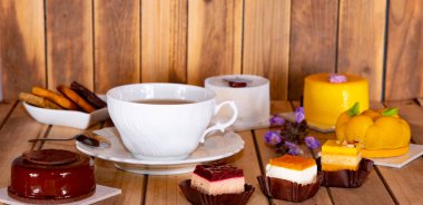 Sabahları çay ve pastayla harika bir kahvaltı.