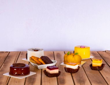 Sabah güzel bir kahvaltı, yanında pastalar ve pastayla.