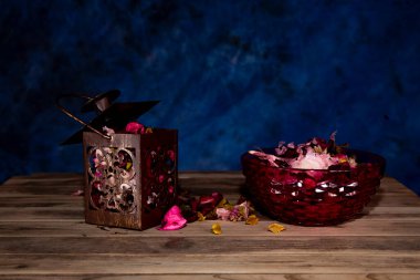 Potpuri sıcak pembe ve sarı desenli yaprak ve çiçek