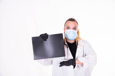 Beyaz arka planda mavi gözlü genç doktor kameraya bak.