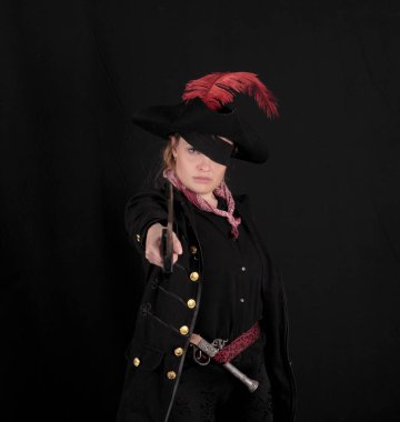 Siyah arka plandaki Karayipli kız korsan kameraya bak.