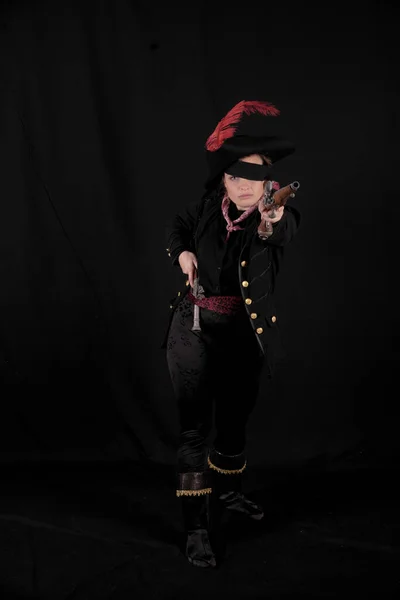 Карибська Дівчина Пірат Чорному Фоні Дивіться Камеру — стокове фото