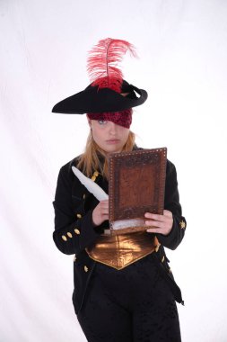 Siyah arka plandaki Karayipli kız korsan kameraya bak.