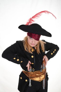 Siyah arka plandaki Karayipli kız korsan kameraya bak.