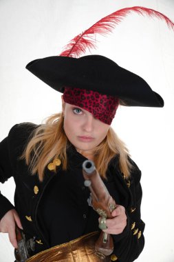 Siyah arka plandaki Karayipli kız korsan kameraya bak.