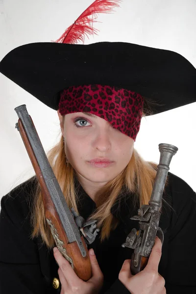 Chica Carruaje Pirata Fondo Negro Mira Cámara — Foto de Stock