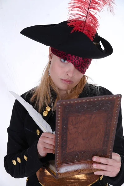 Carribean Dziewczyna Pirat Czarnym Tle Spojrzeć Aparat — Zdjęcie stockowe