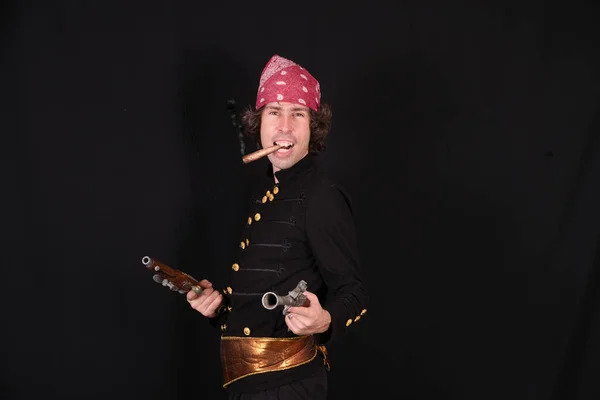 Пират Черном Фоне Использует Огнестрельное Оружие — стоковое фото