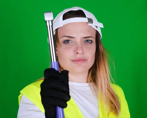 Uma Menina Fundo Verde Fazendo Trabalho Muito Duro Dos Homens — Fotografia de Stock