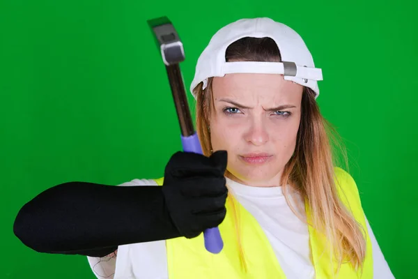 Uma Menina Fundo Verde Fazendo Trabalho Muito Duro Dos Homens — Fotografia de Stock