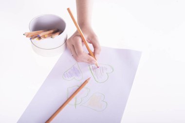  beyaz arkaplanda kalp çizmeyi öğren