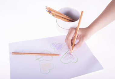  beyaz arkaplanda kalp çizmeyi öğren