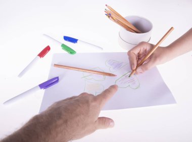  beyaz arkaplanda kalp çizmeyi öğren