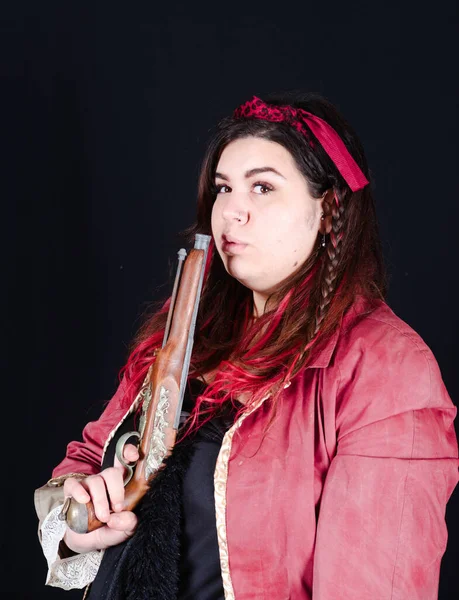 Piraat Meisje Met Rode Jas Zwarte Achtergrond — Stockfoto